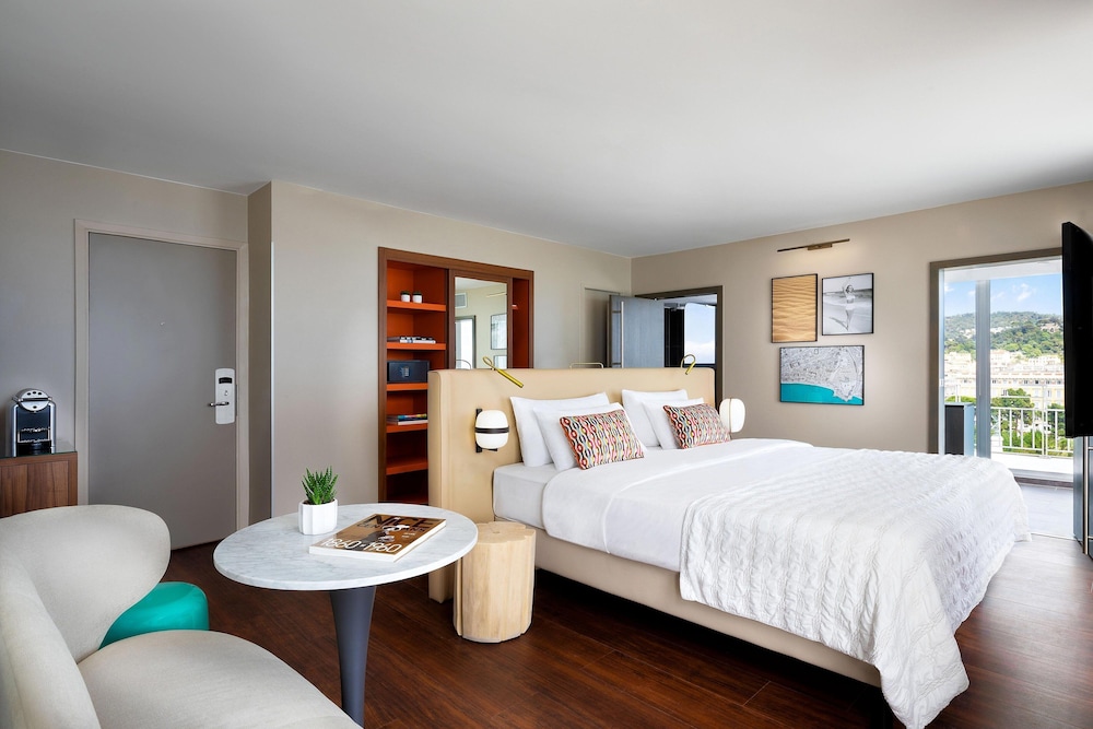 Junior Suite, 1 King Bed, Garden View (Terrace)
