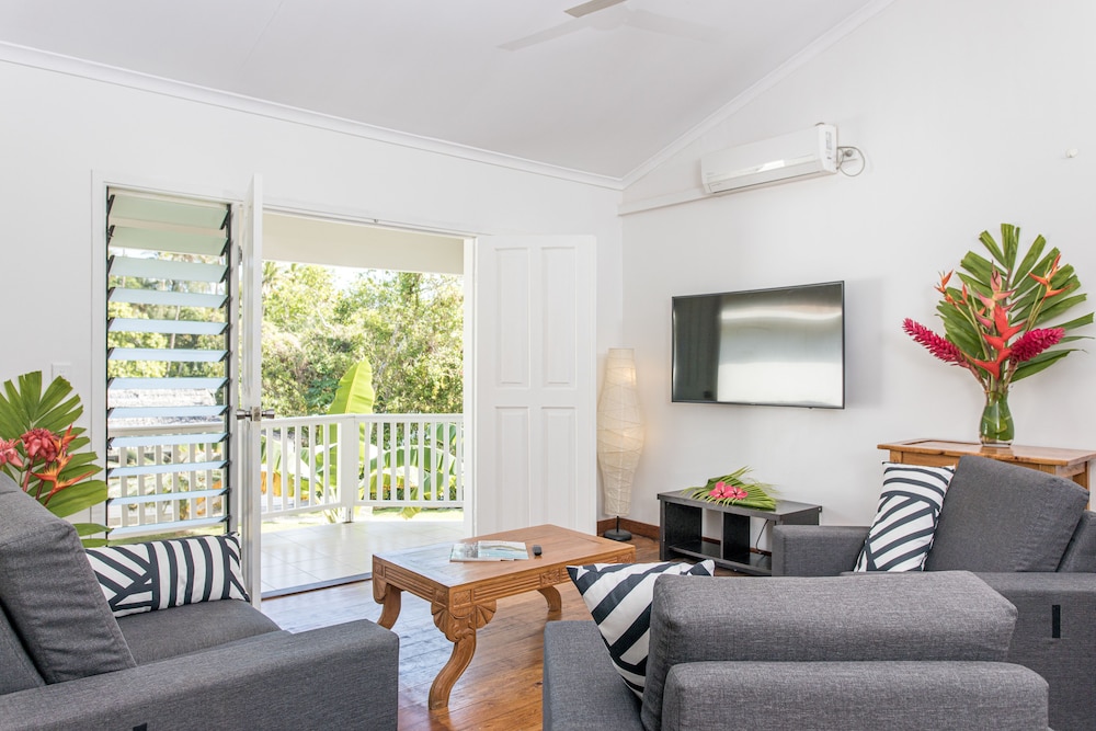 Tropical 2-Bedroom Apartment - Photo 1