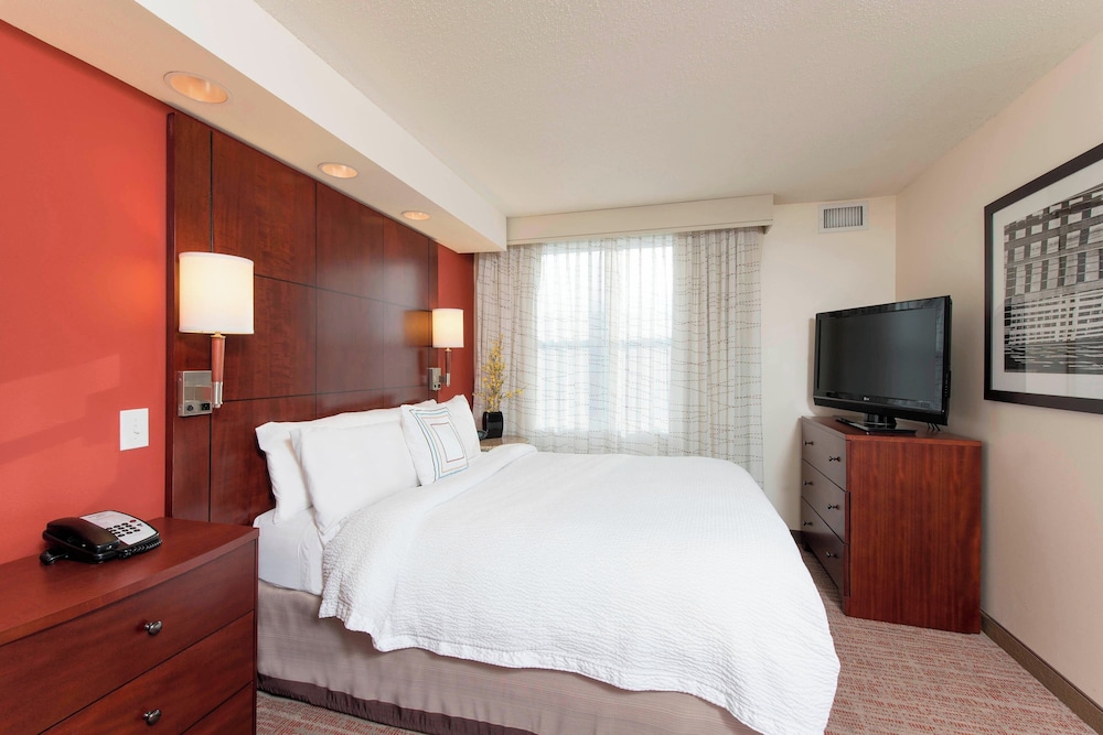 Suite, 2 Bedrooms - Photo 2