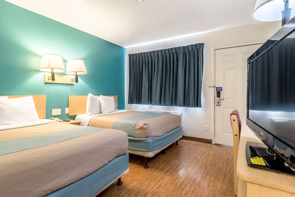Standard Room, 2 Double Beds, Non Smoking photo 2