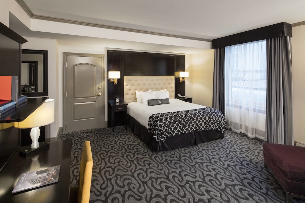 Room, 1 King Bed, City View (Mobility Accessible, Tub) - Photo 7