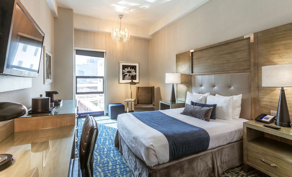 Standard Room, 1 Queen Bed, Non Smoking, Refrigerator - Photo 4