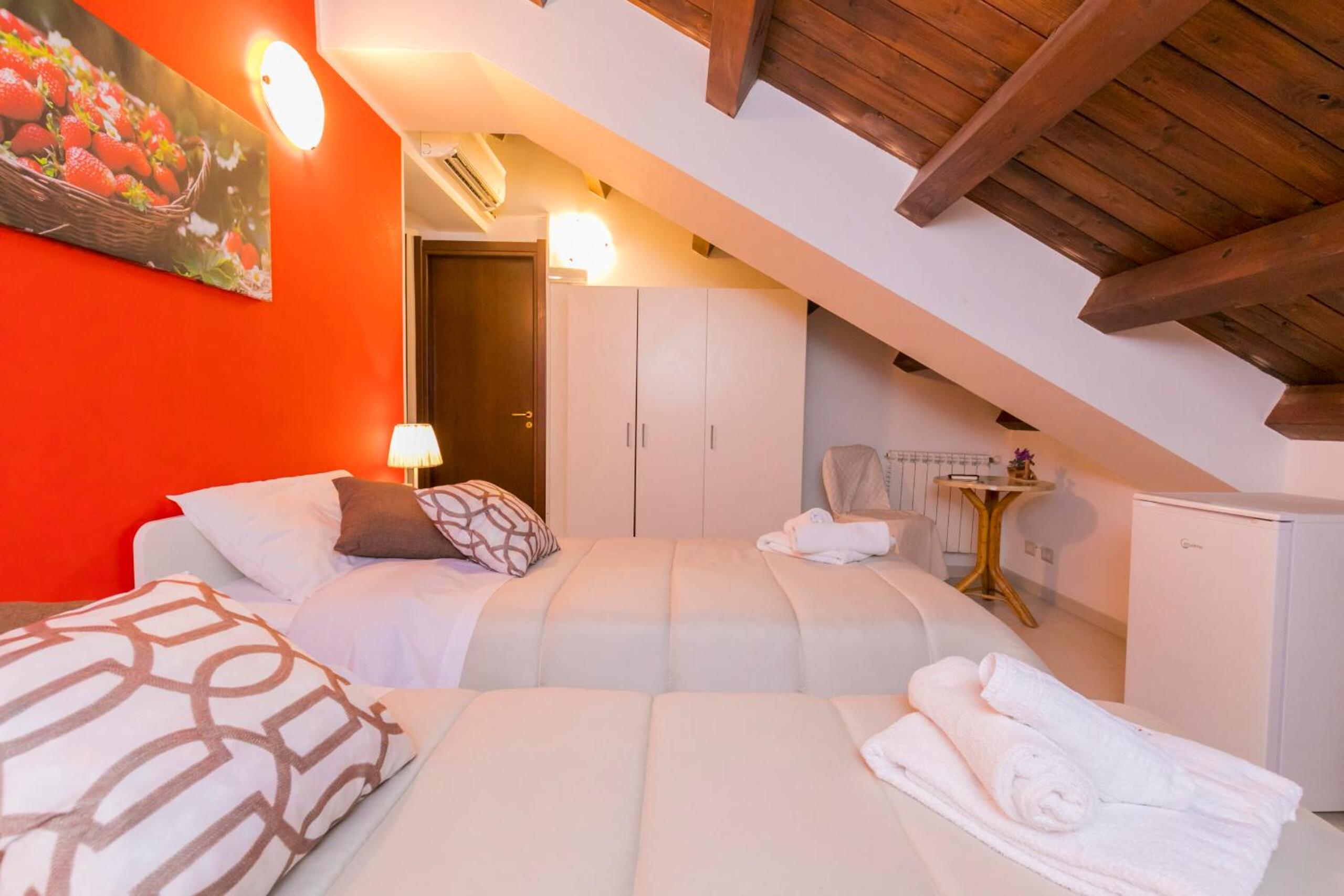 Large Double or Twin Room - Photo 1