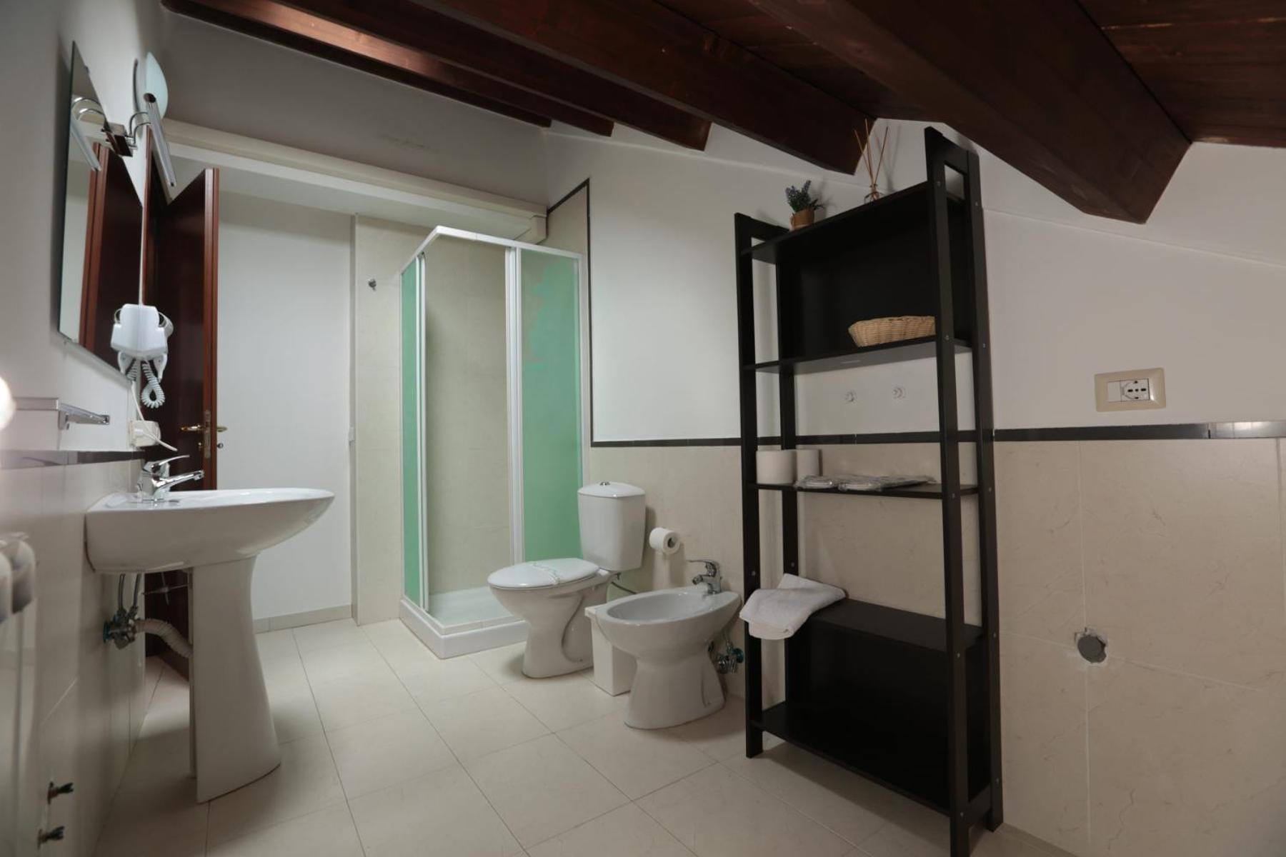 Large Double or Twin Room - Photo 3