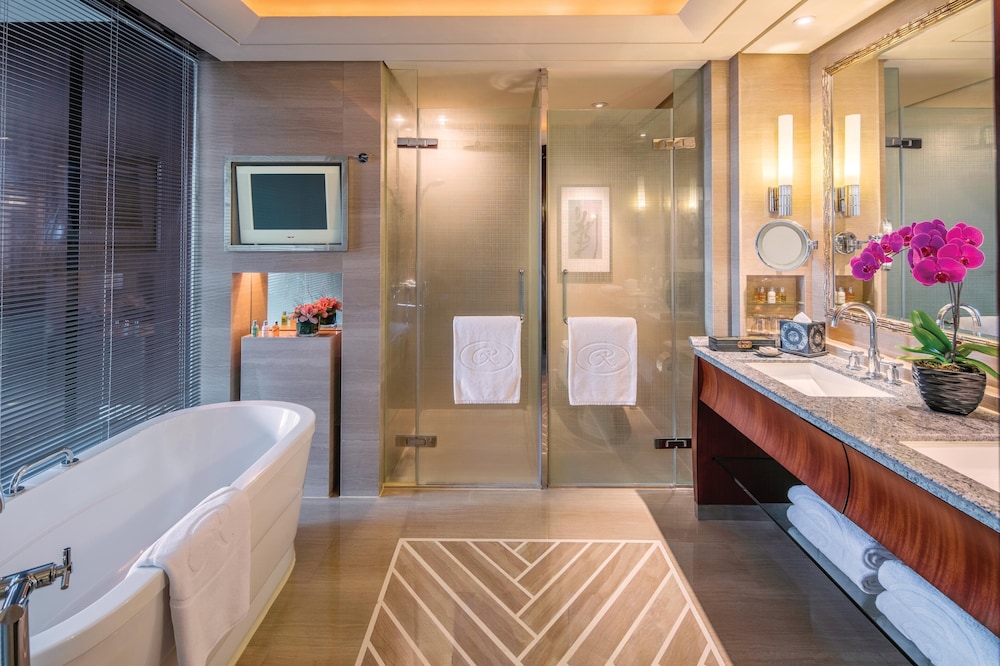 Club Suite, 1 King Bed (Regent, High Floor) - Photo 4