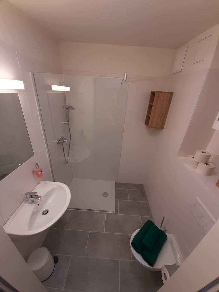 Basic Twin Room, 2 Twin Beds, Non Smoking photo 3