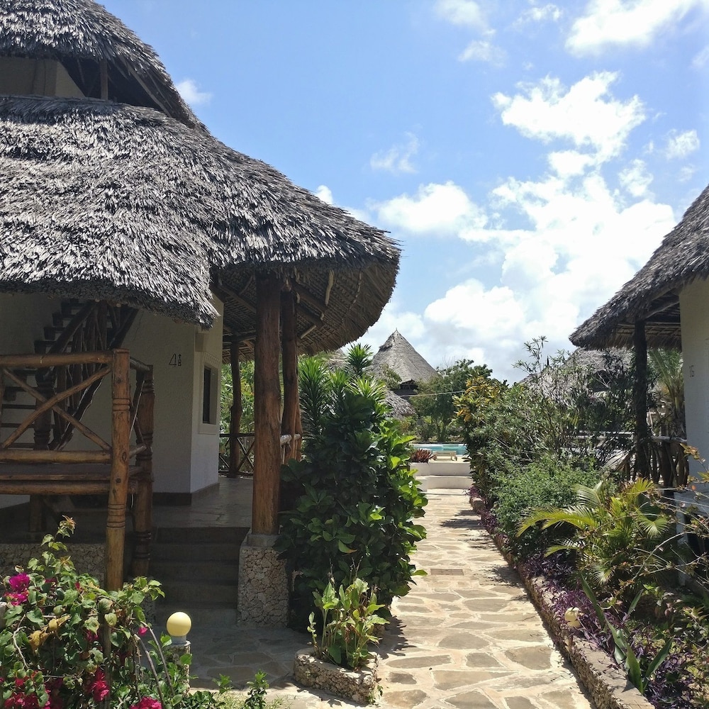 Comfort Cottage, 4 Bedrooms, Kitchenette, Pool View photo 3