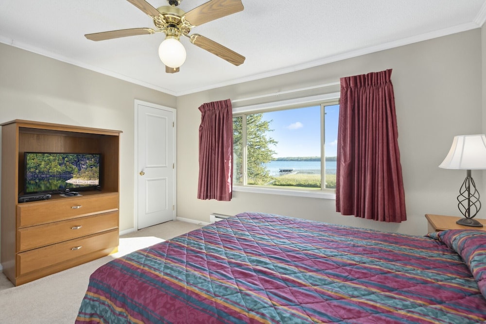Family Townhome, Lake View photo 2