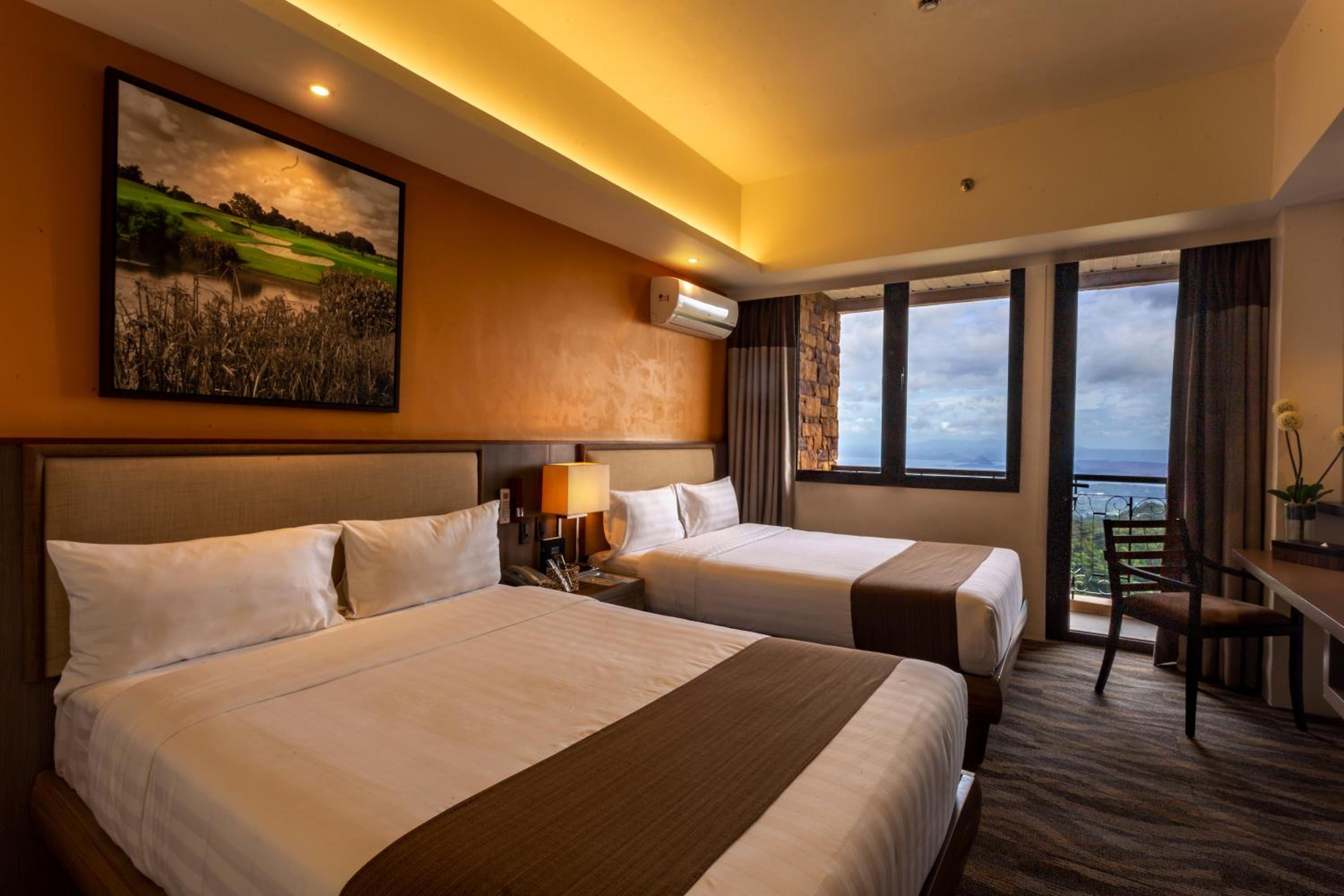 Deluxe Double Room with Balcony photo 2