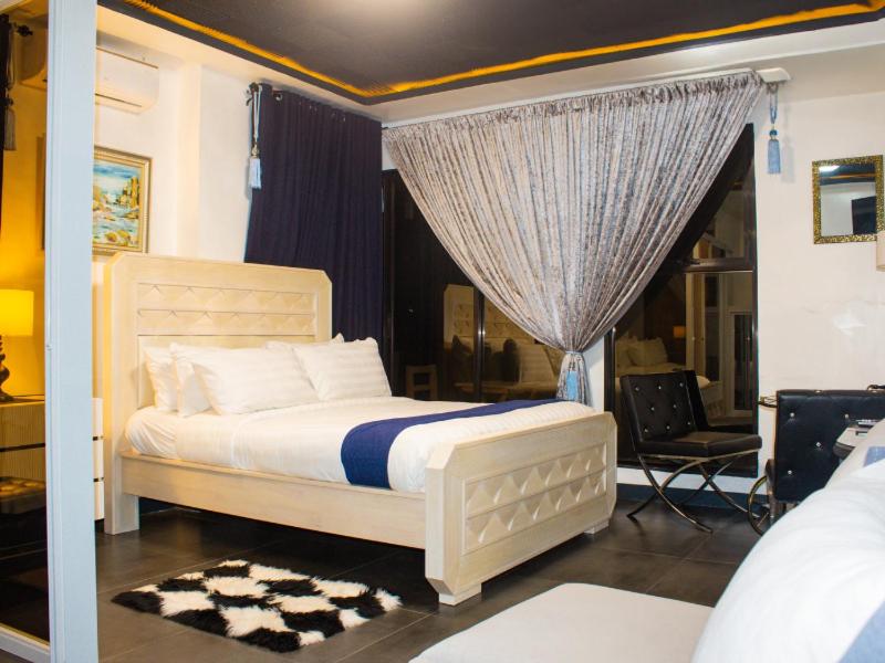 King Suite with Balcony - Photo 3