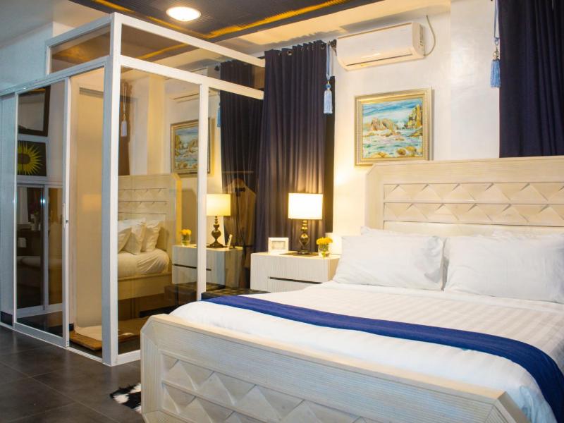 King Suite with Balcony - Photo 2