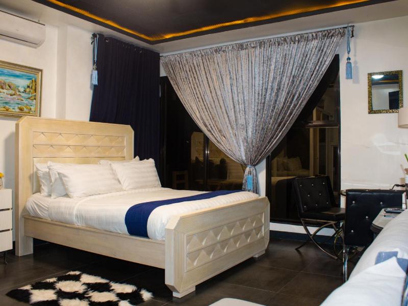 King Suite with Balcony - Photo 1