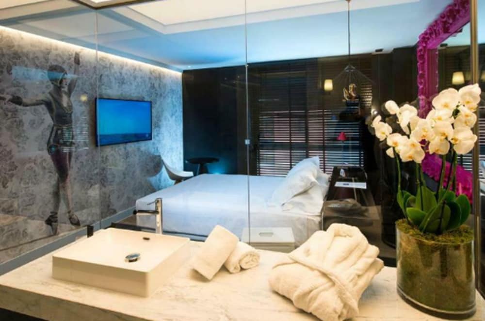 Premium Double Room - Photo 8