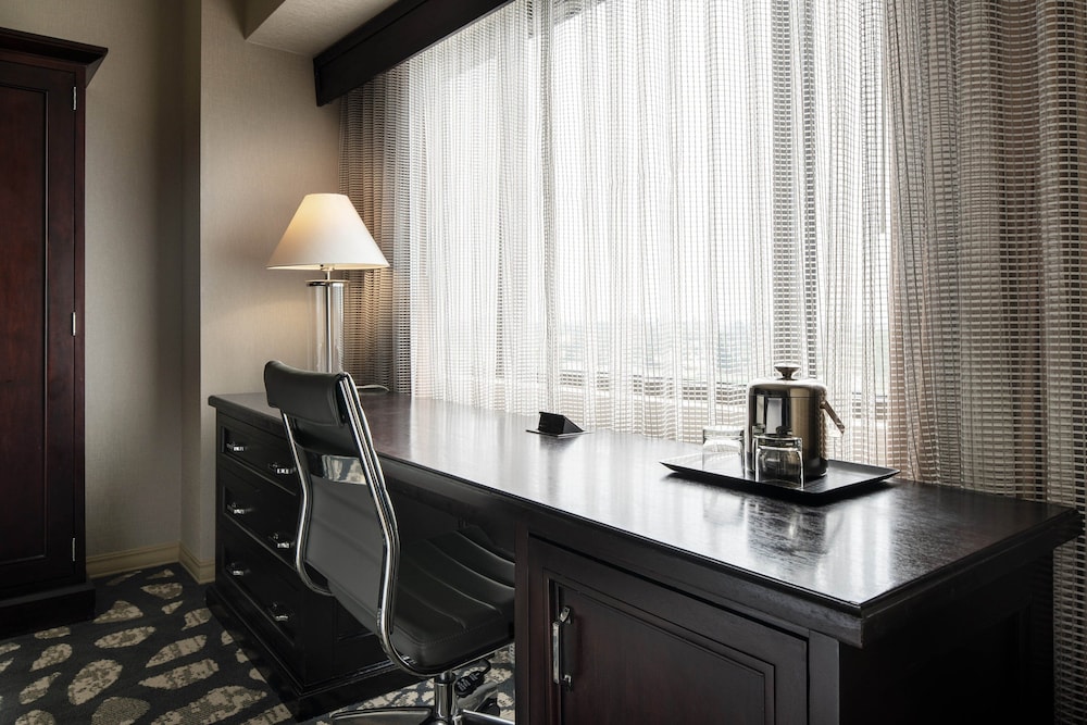 Club Room, 1 King Bed, Balcony - Photo 2