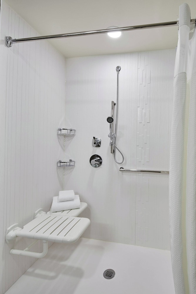 Room, 2 Queen Beds (Mobility Accessible, Roll-In Shower) - Photo 4