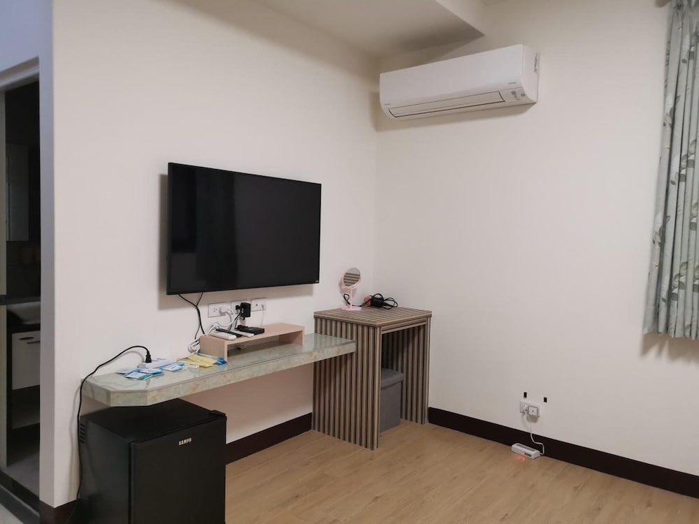 Standard Quadruple Room, 2 Double Beds, Non Smoking, Ensuite photo 2
