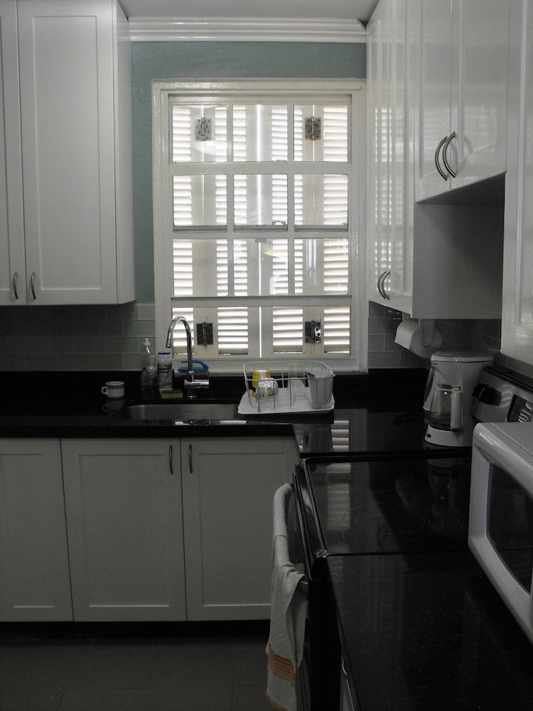 Executive Condo, 3 Bedrooms, 2 Bathrooms, Ocean View photo 2