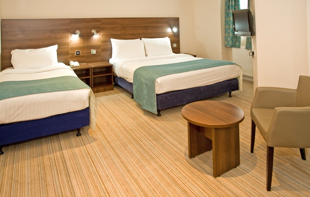 Standard Room, Multiple Beds, Non Smoking photo 2