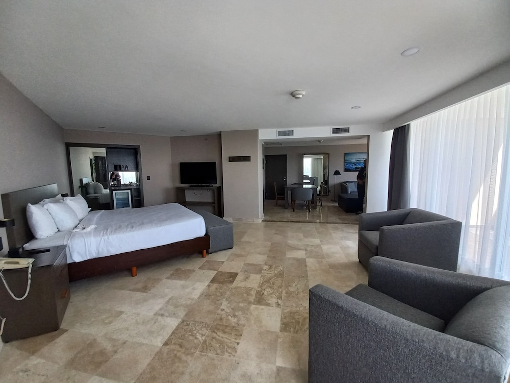 Suite, 1 King Bed, Balcony, Ocean View (Master)