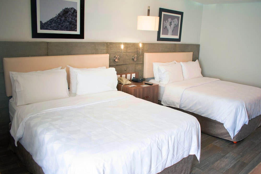 Standard Room, 2 Queen Beds - Photo 6