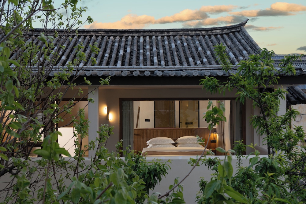 Deluxe Single Room, 1 King Bed, Private Bathroom, Garden View