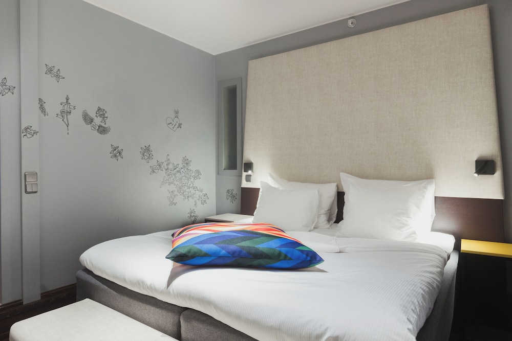 Deluxe Room - Photo 11