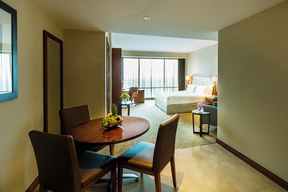 Junior Suite, 1 King Bed, Smoking (Dining Area) photo 2