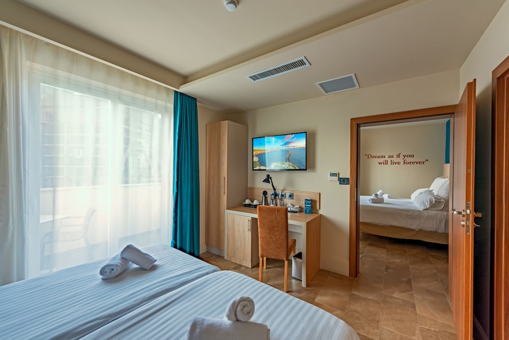 Design Quadruple Room, 2 Bedrooms, Balcony