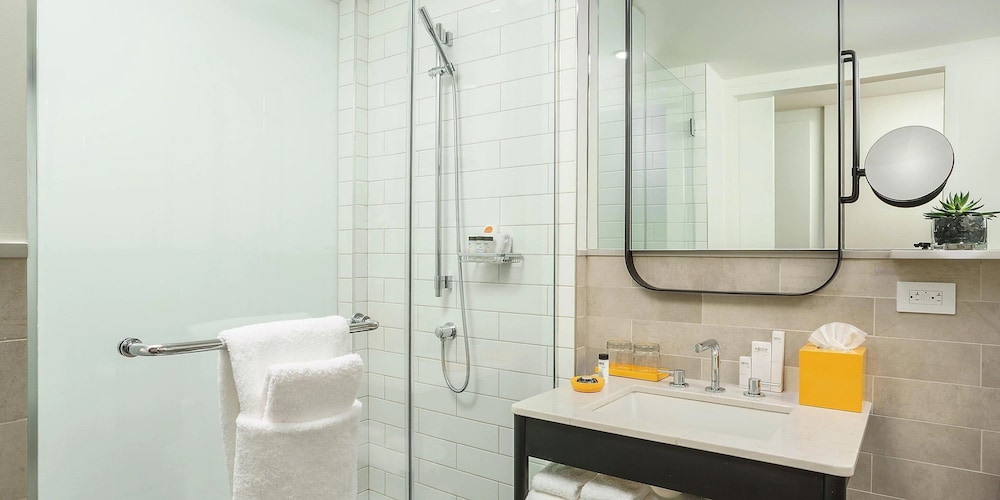 Standard Room, 2 Twin Beds, Roll-in Shower (Mobility)