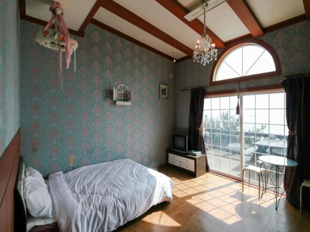 Room (Lavender) - Photo 2