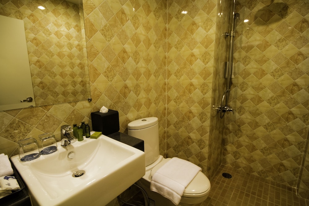 Deluxe Room, 1 King Bed, Corner photo 3