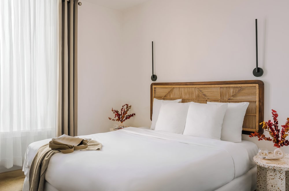Junior Room, 1 King Bed