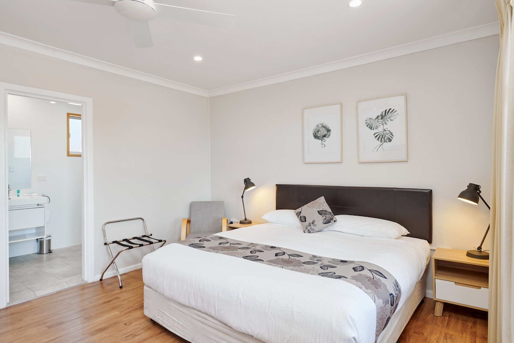 Deluxe Studio, 1 King Bed, Kitchenette photo 2
