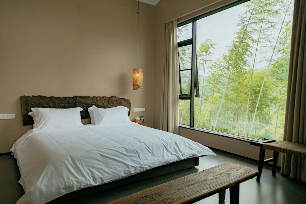 Signature Suite, Patio, Hill View