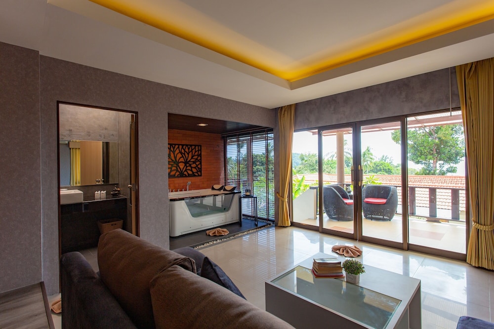 Deluxe Honeymoon Suite