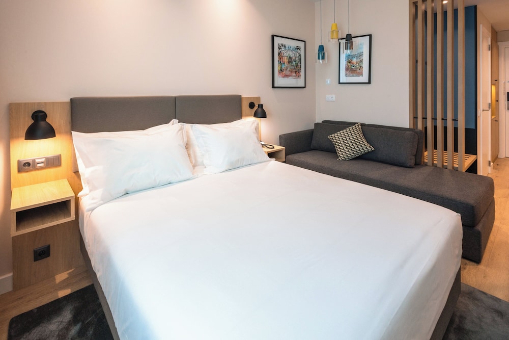 Standard Room, 1 Queen Bed, Pool View