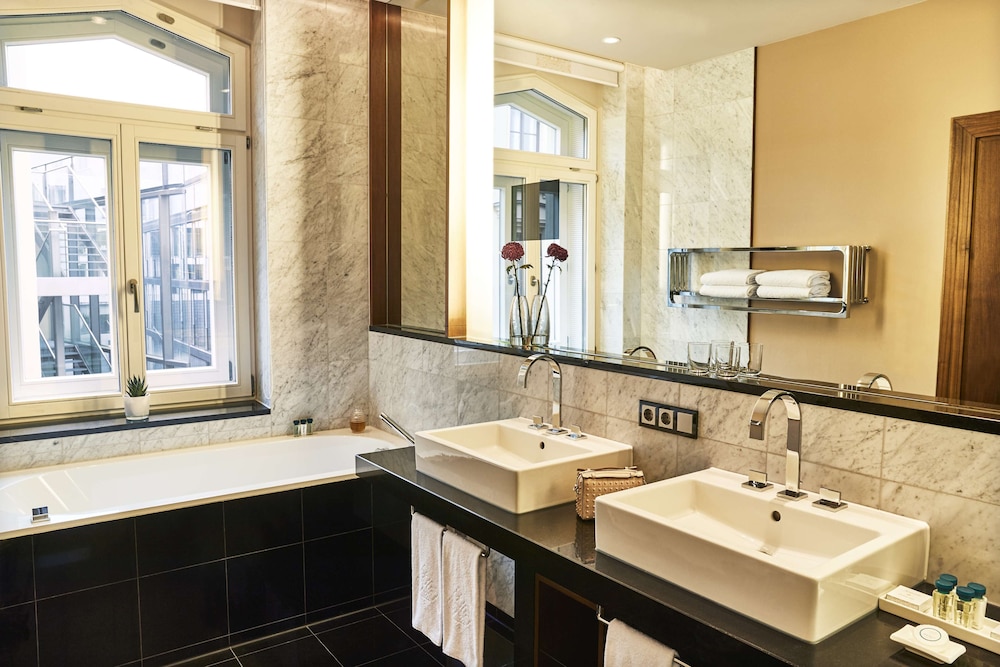 Suite, 2 Bedrooms, Balcony thumbnail 6