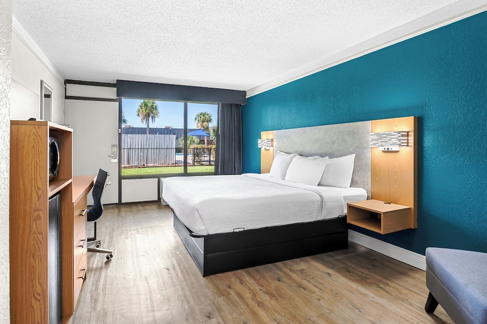 Standard Room, 1 King Bed, Non Smoking - Photo 3