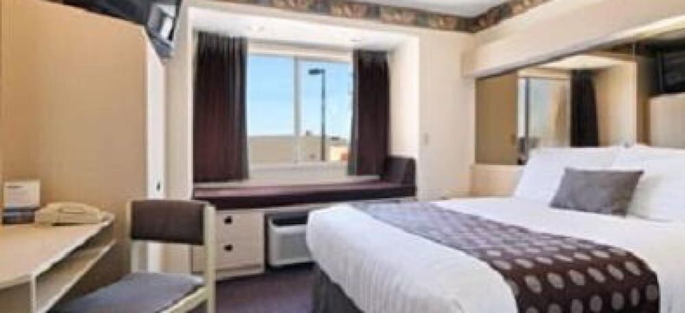 Suite, 1 Queen Bed - Photo 2