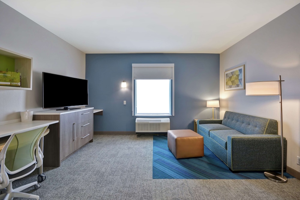 Suite, 1 King Bed, Accessible (Mobility & Hearing, Roll-in Shower) photo 3