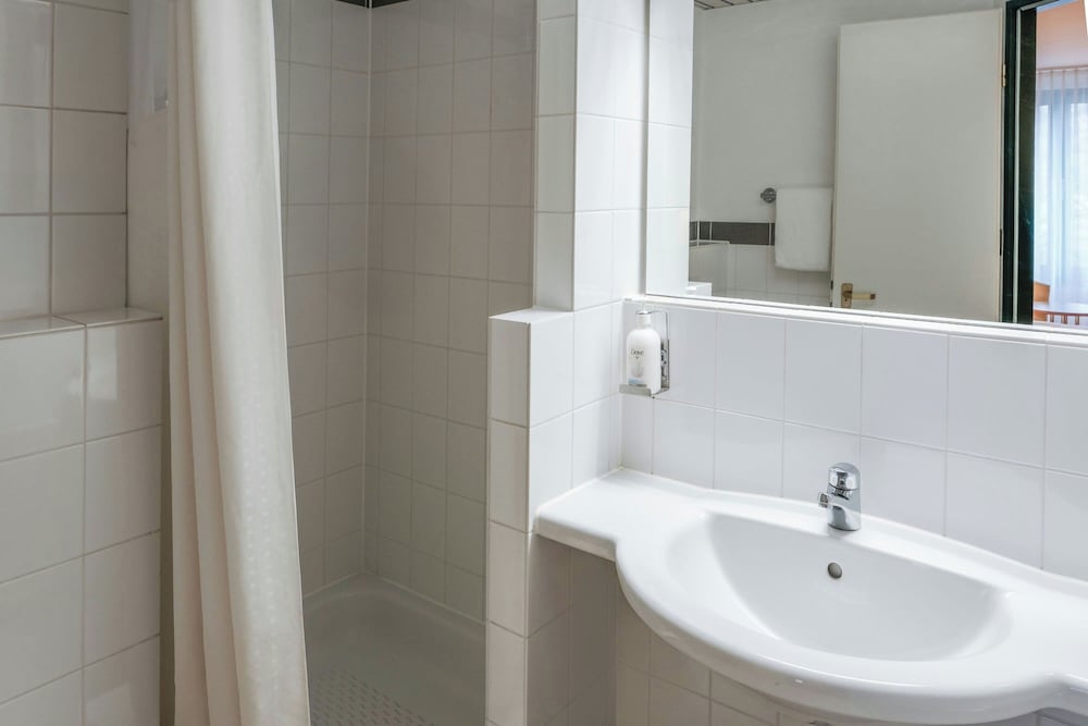 Standard Room, 1 Queen Bed - Photo 23