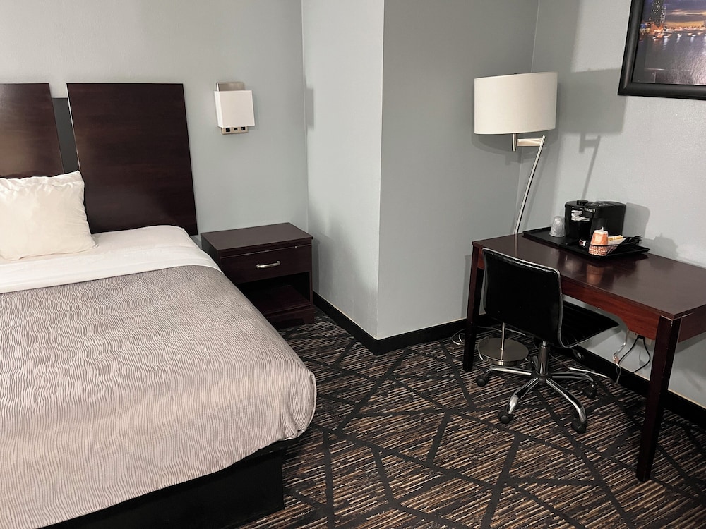 Room, 1 King Bed, Non Smoking (Mobility Accessible) - Photo 2