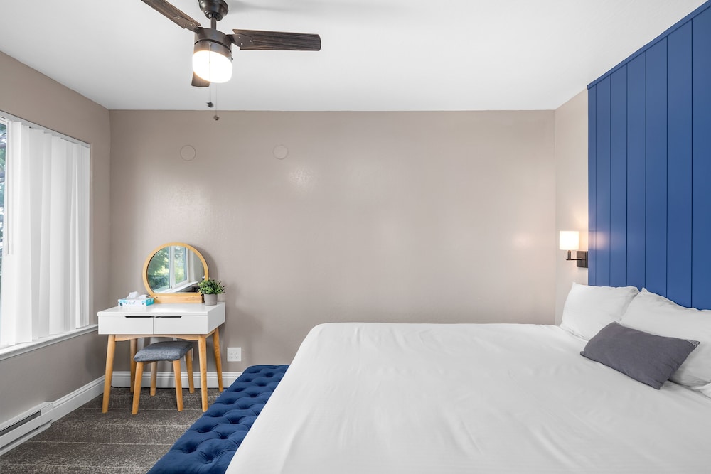 Standard Suite, 1 King Bed with Sofa bed photo 3