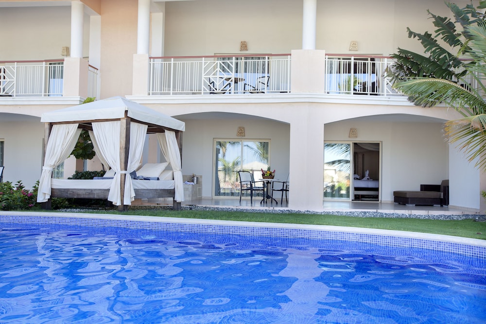 Elegance Club Swim Up Suite with Jacuzzi - Adults Only