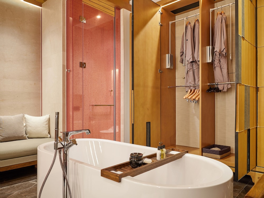 Premium Room, 1 King Bed, Oceanfront - Photo 6