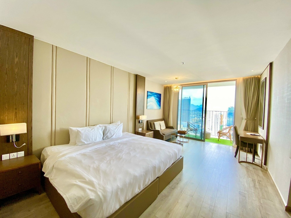 Superior Studio, 1 King Bed photo 1