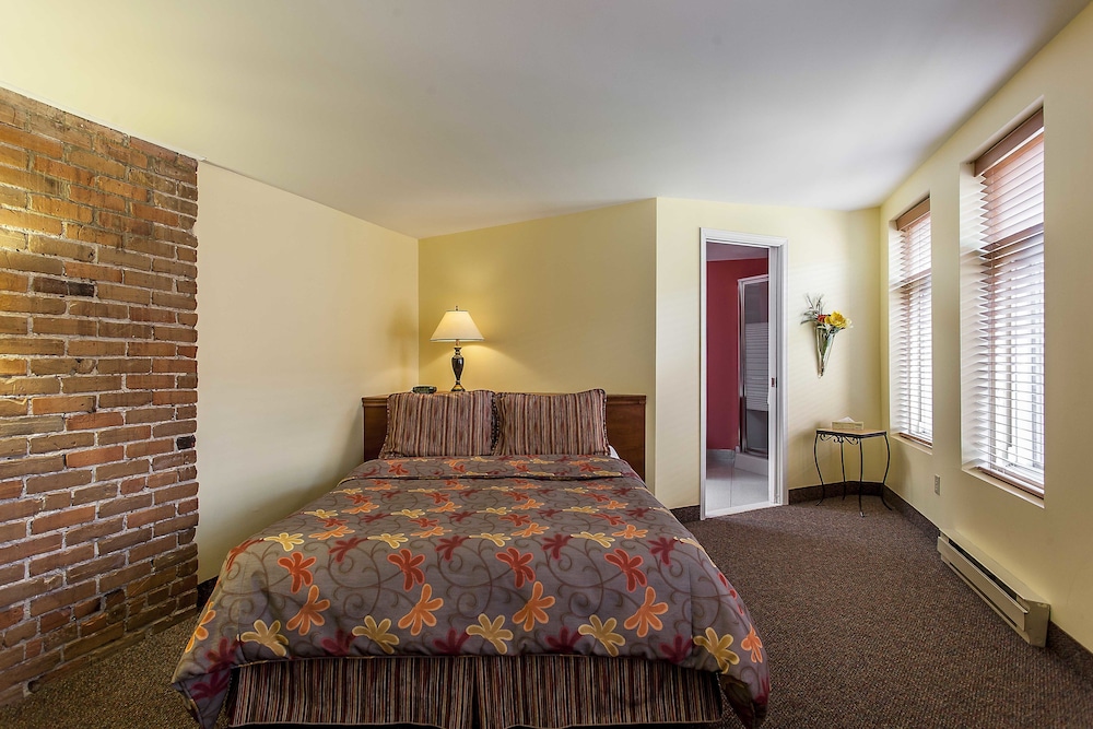 Quadruple room with 2 Queen Beds - Photo 7