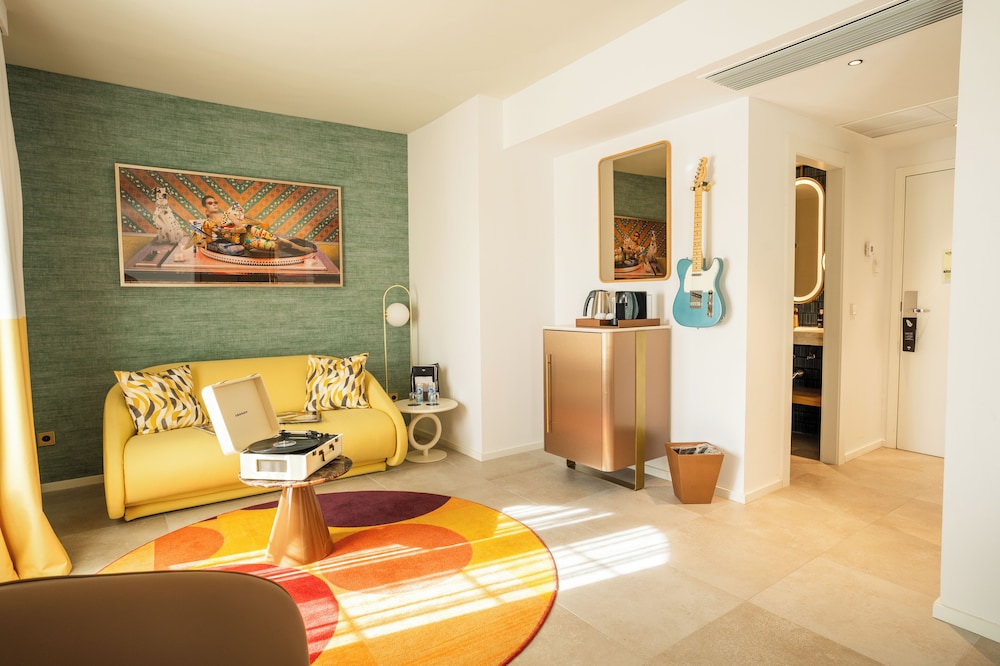 Studio Suite (Silver)