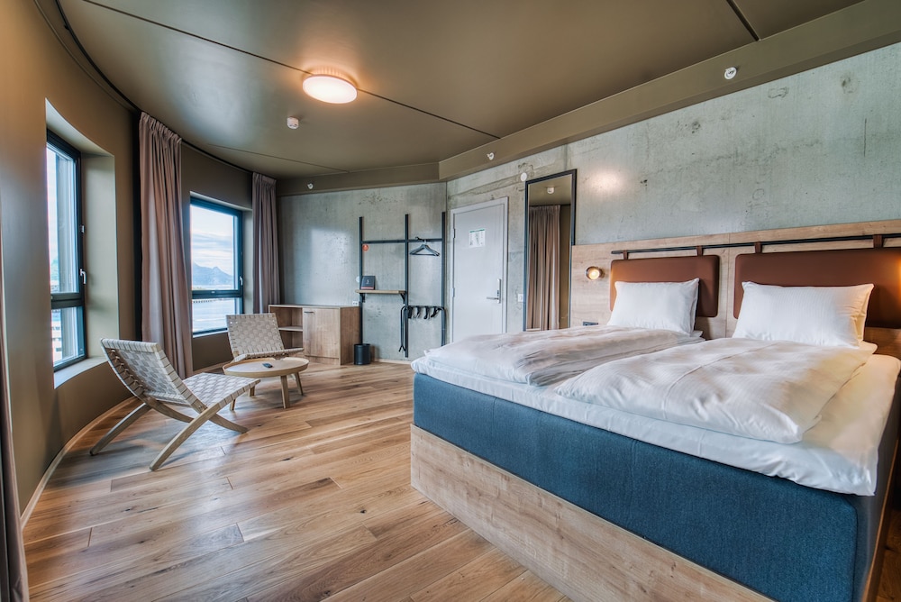 Superior Room, 1 King Bed, Partial Ocean View