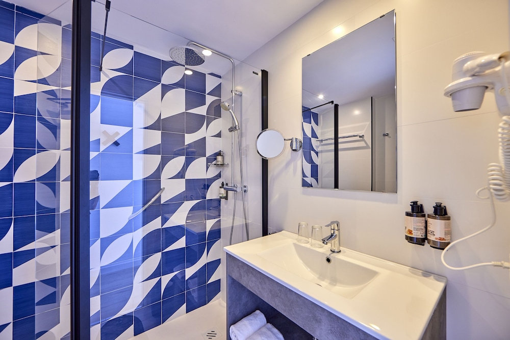 Standard Twin Room, Balcony 1 thumbnail 5